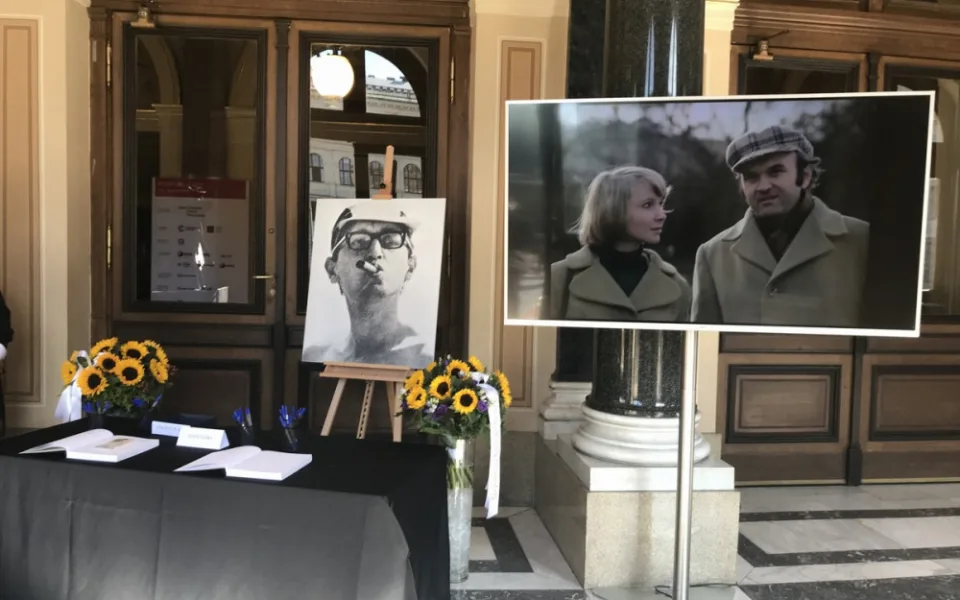 FOTO, VIDEO: V pražském Rudolfinu dnes probíhá loučení s Jiřím Menzelem
