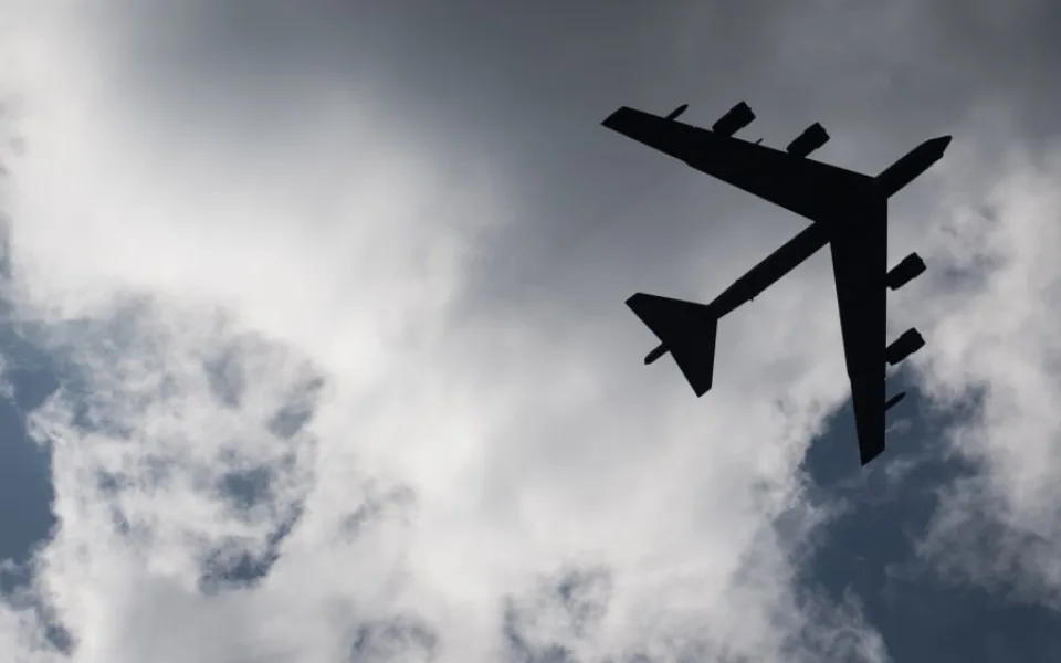 VIDEO: Podívejte se na přelet amerických F-16 a tankeru KC-135 nad Prahou. Bombardér B-52 dnes nakonec kvůli technickým problémům neletěl