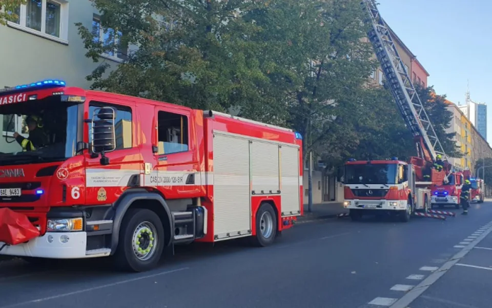 FOTO: Hasiči v Praze 4 včera zasahovali u požáru balkonu. Škoda je 80 tisíc