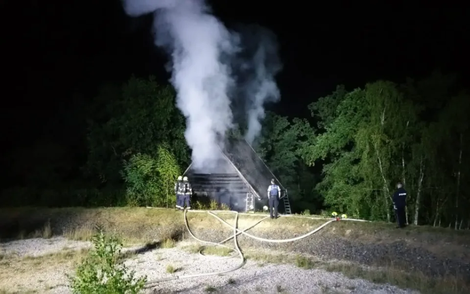 FOTO: Pražští hasiči dnes v noci zasahovali u požáru chaty. Příčina požáru není známá