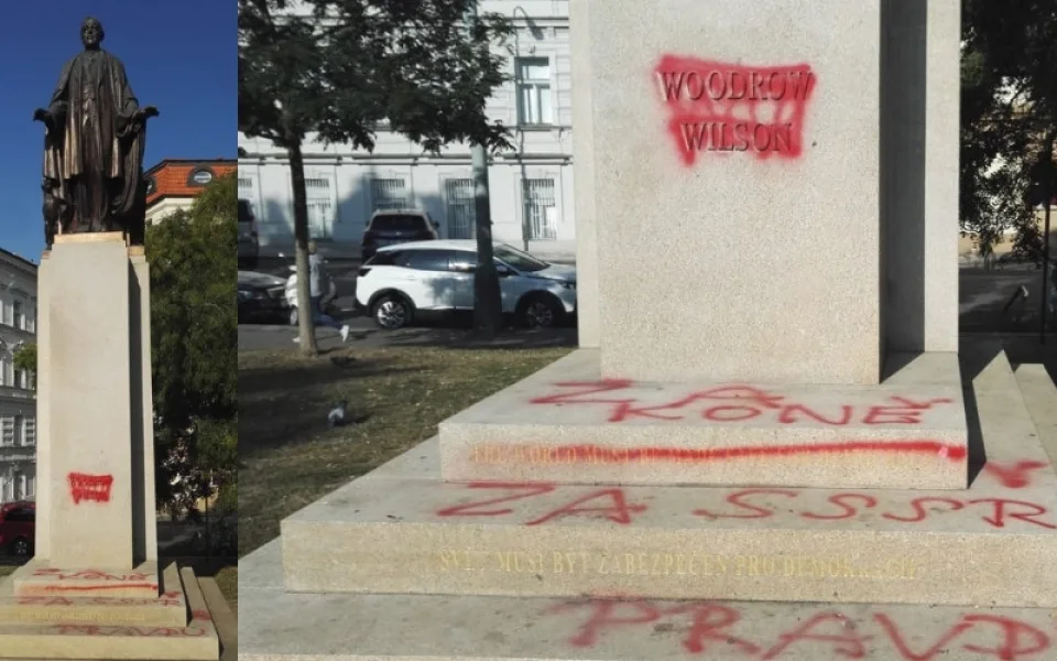 Za Koněva, za SSSR. Někdo posprejoval sochu Wilsona ve Vrchlického sadech