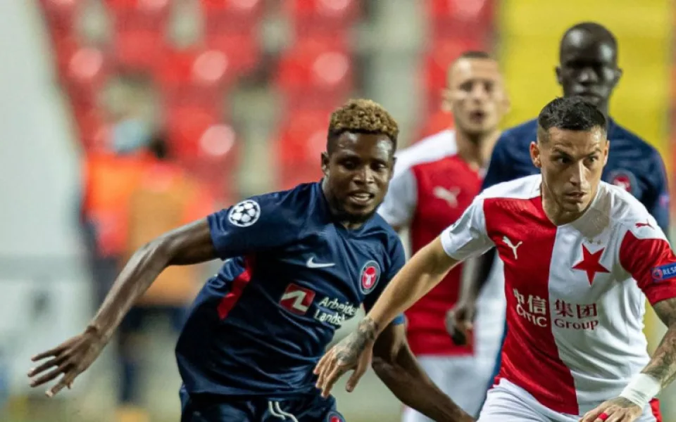 Místo svátku fotbalu pohřeb. Slavia v prázdném Edenu remizovala s Midtjyllandem