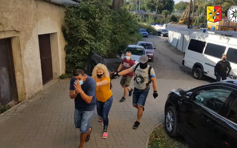 VIDEO: Pražští policisté zadrželi gang, který okrádal seniory i invalidy