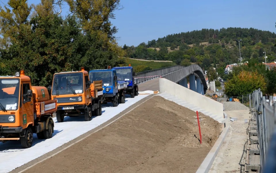 FOTO: Na Trojské lávce včera začaly zatěžovací zkoušky. Pro veřejnost se otevře v říjnu