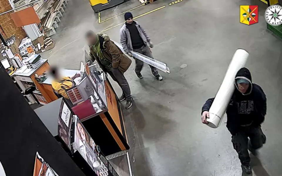VIDEO: Muži ukradli v pražském Hornbachu věci za třicet tisíc. Pátrá po nich policie