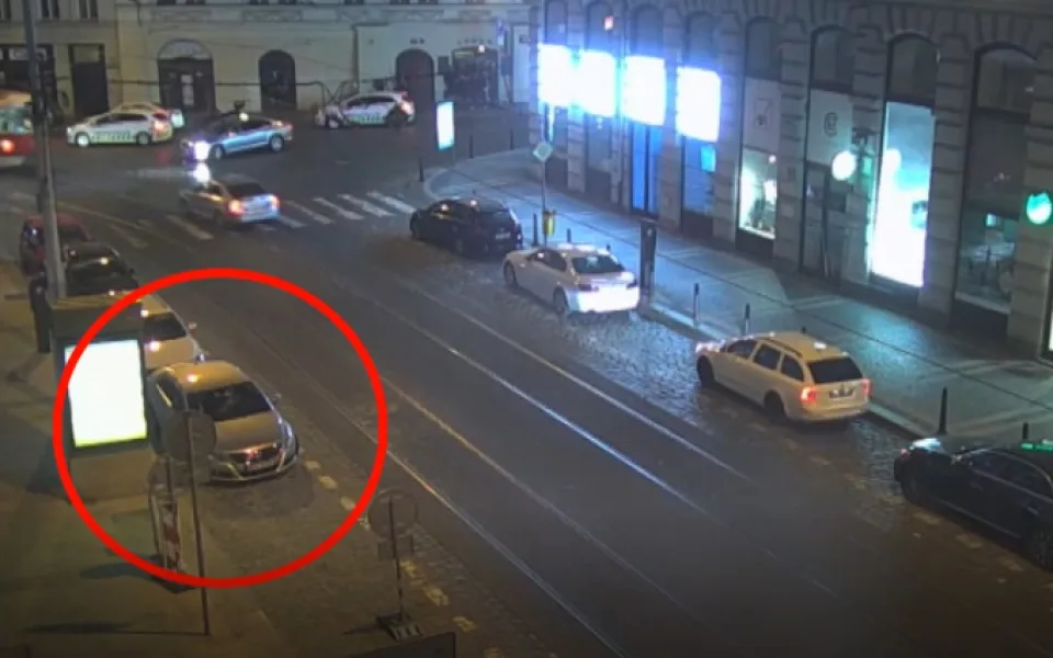VIDEO: Řidič, který byl pod vlivem alkoholu, znovu nasedl do auta. Strážníci jej zastavili i podruhé