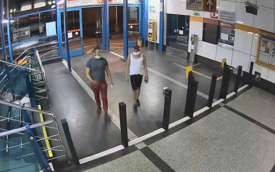 VIDEO: Loupežné přepadení v Praze. Muž skončil se zraněním hlavy v nemocnici