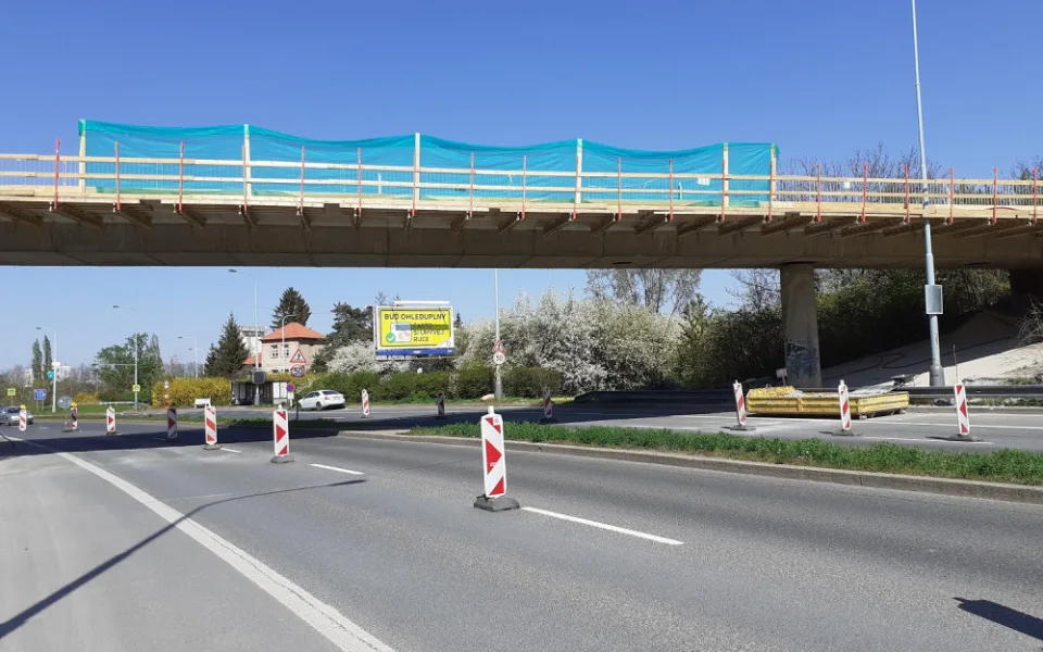 FOTO: Most přes Jeremiášovu ulici byl dokončen o měsíc dříve
