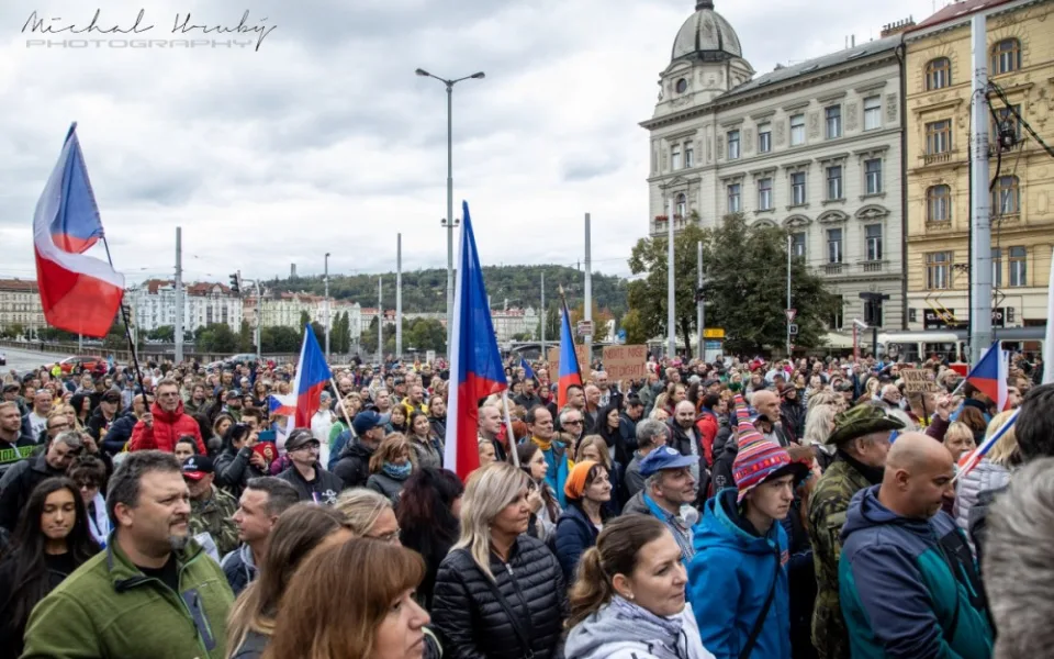 Čtyři stovky demonstrantů včera protestovaly na Palackém náměstí. Kritizovali nošení roušek i premiéra