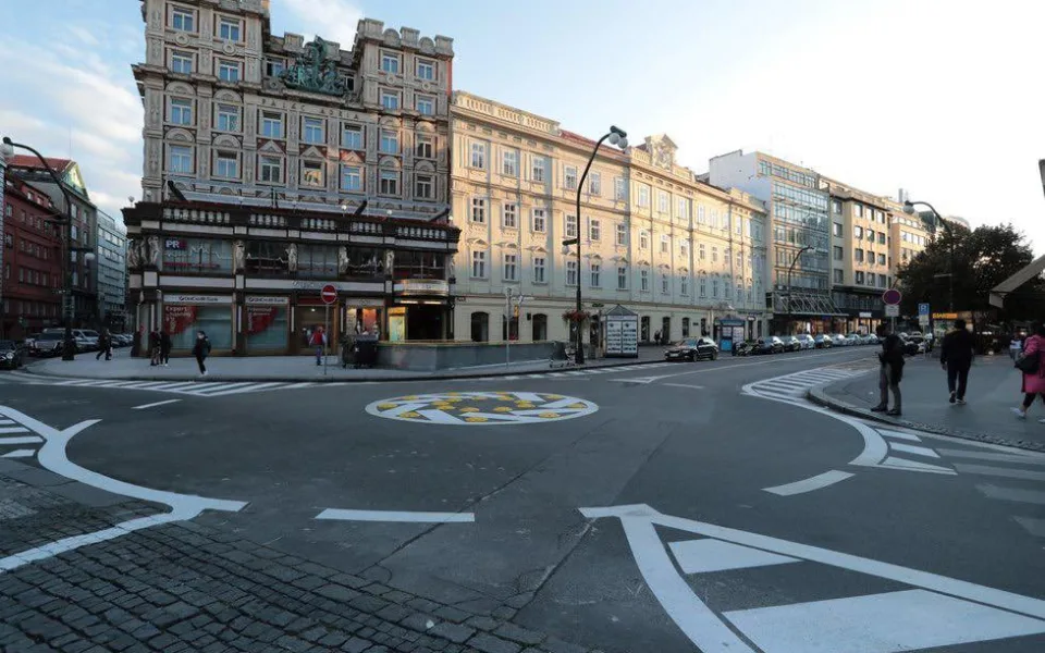 Národní je obousměrná. Na Jungmannově náměstí vznikl nový kruhový objezd