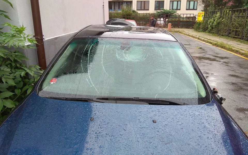 FOTO: Muž se chtěl pomstít bratrovi. Poskákal mu auto a rozbil čelní sklo