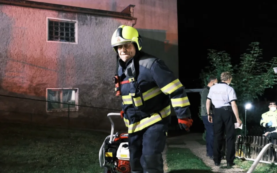 FOTO: Hasiči zasahovali u požáru garáže v Praze 6, při kterém byl zraněn jeden člověk