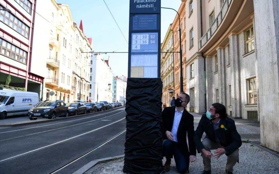 FOTO: Nový zastávkový označník na Palackého náměstí ukáže aktuální časy příjezdů i mapy okolí