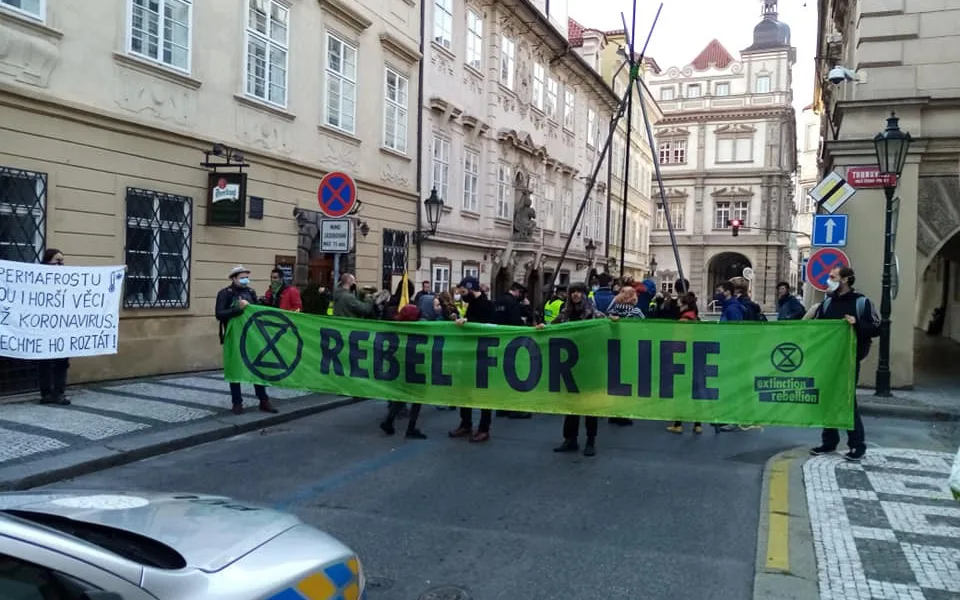 VIDEO: Aktivisté se pokusili dostat do Sněmovny. Deset jich bylo zadrženo a ulice uzavřena