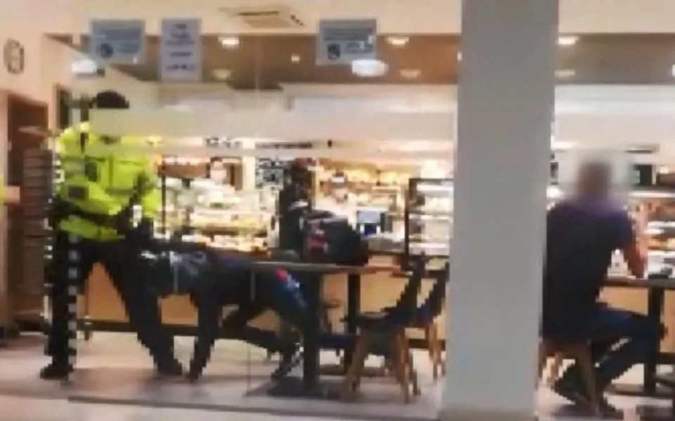 VIDEO: Zabiju vás, chcípni na koronu, ty zm*de! Muž bez roušky urážel lidi v pražské nemocnici