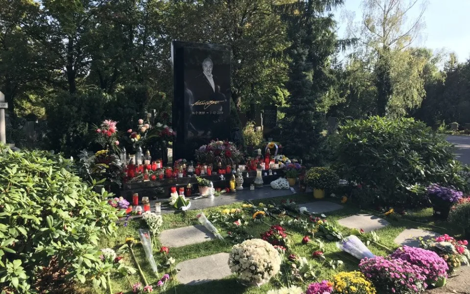 FOTO, VIDEO: Od smrti Karla Gotta uběhl přesně rok. Lidé dnes si dnes připomněli Mistra