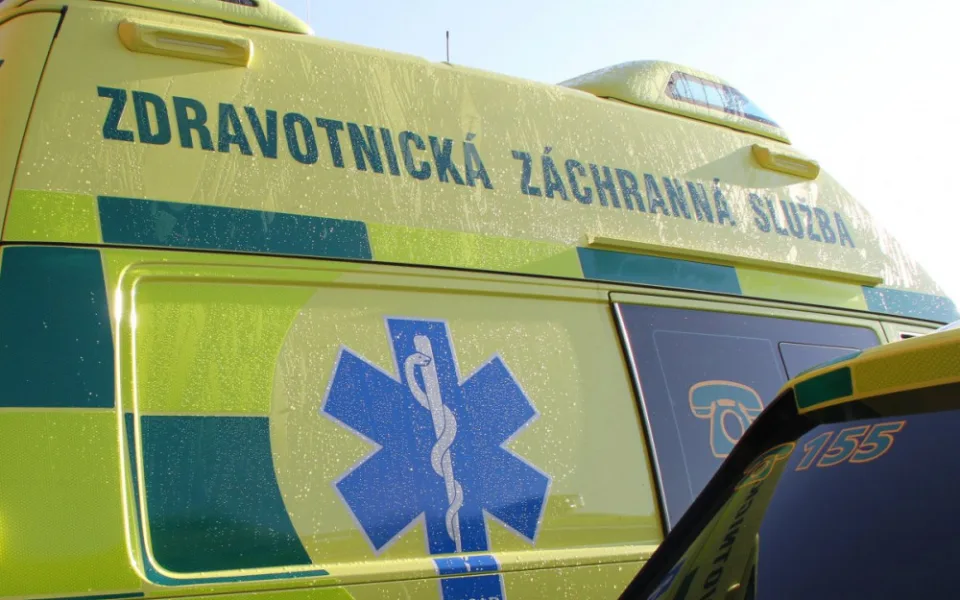 Pražští strážníci poskytli první pomoc ženě, která v Praze 12 zřejmě vypadla z okna