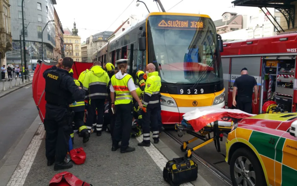 AKTUÁLNĚ: Hasiči u Masarykova nádraží vyprošťují člověka zpod tramvaje