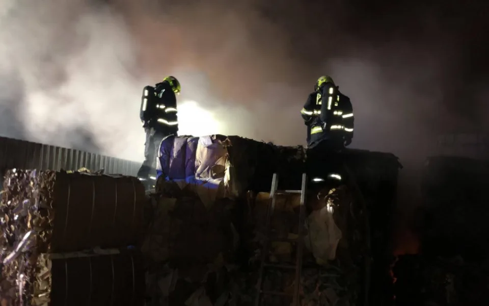 FOTO: U požáru balíků papíru včera v Praze 10 zasahovaly tři jednotky hasičů