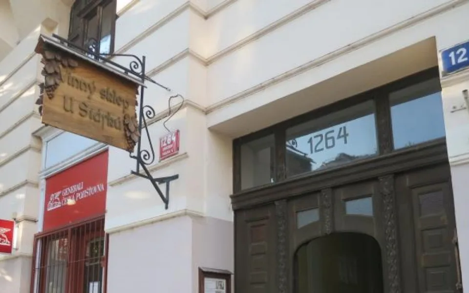 FOTO: Plíseň na zdech, nepořádek a myší trus. Inspektoři uzavřeli dvě pražské vinotéky