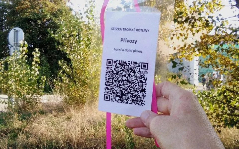 Trojskou kotlinu si budete moct projít s chytrým telefonem. Čeká na vás celkem 40 cedulek s QR kódy