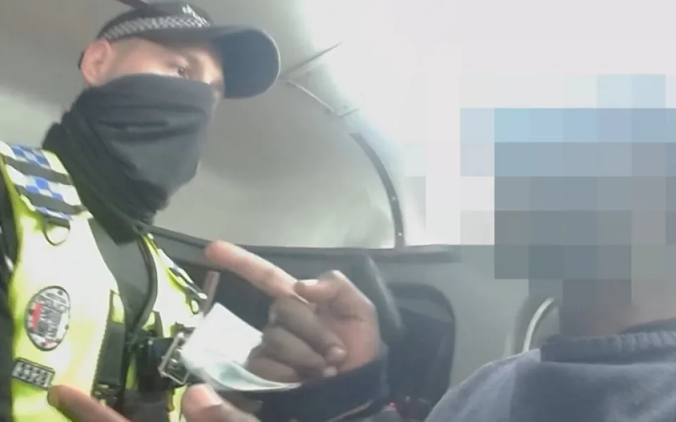 VIDEO: Opilého cizince, který je už „známá firma“, museli v tramvaji zpacifikovat pražští strážníci