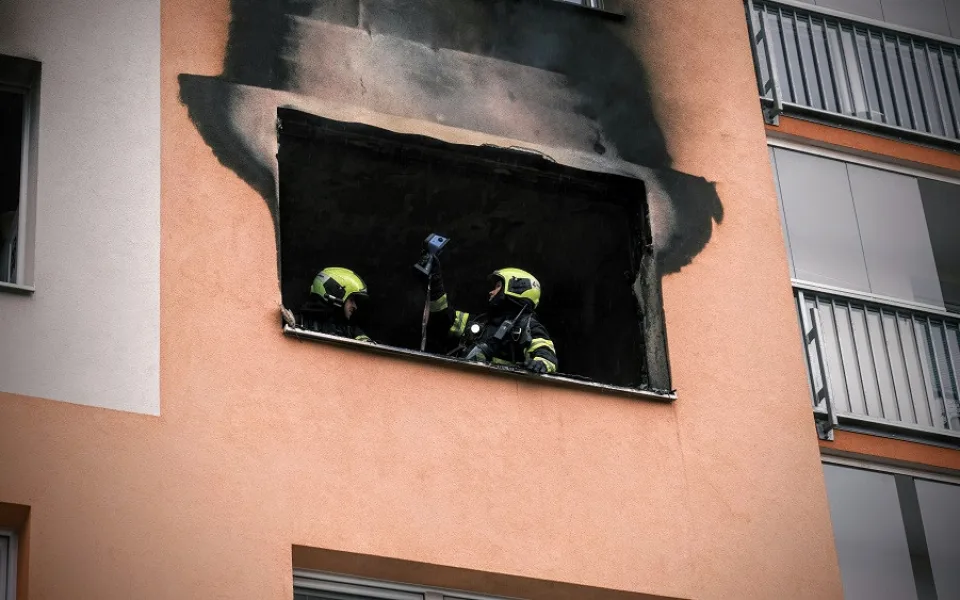 FOTO, VIDEO: Hasiči evakuovali kvůli požáru bytu v Praze 11 celkem třicet lidí