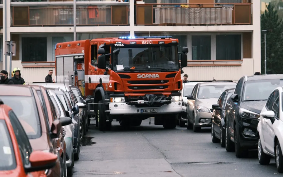 VIDEO: Pražští hasiči se nemohli dostat k požáru kvůli zaparkovaným autům. To rozhoduje o životech, říká mluvčí