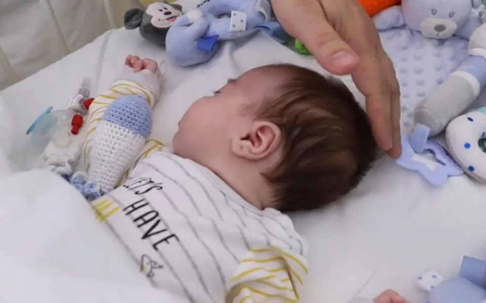 VIDEO: Lékaři v Praze voperovali defibrilátor dvouměsíčnímu chlapci. Je nejmladším pacientem s touto operací