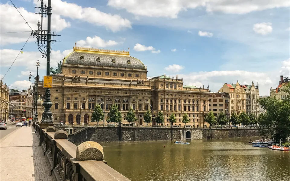 Místo zrušených kulturních akcí se dnes večer na více než sedmdesáti místech rozsvítí tzv. Majáky české kultury