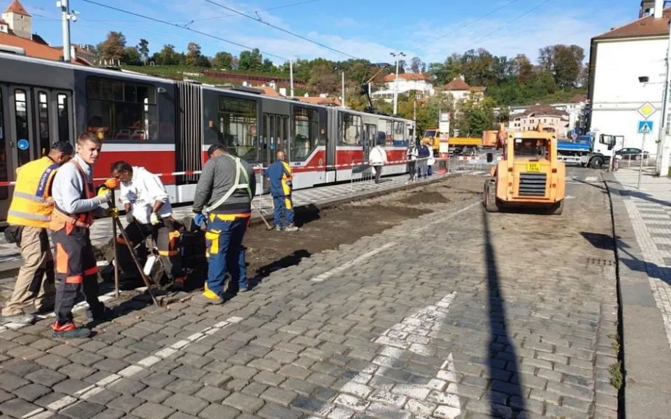Dělníci na Malostranské rozšiřují tramvajové ostrůvky. Hotovo by mělo být příští týden