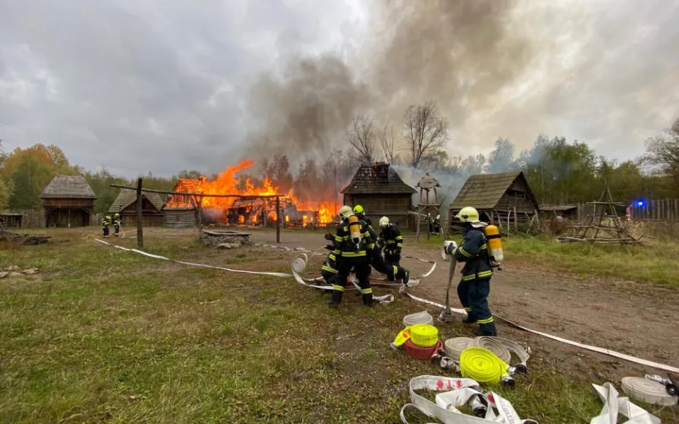 FOTO, VIDEO: Hasiči zasahovali při požáru ve skanzenu Řepora v pražských Řeporyjích