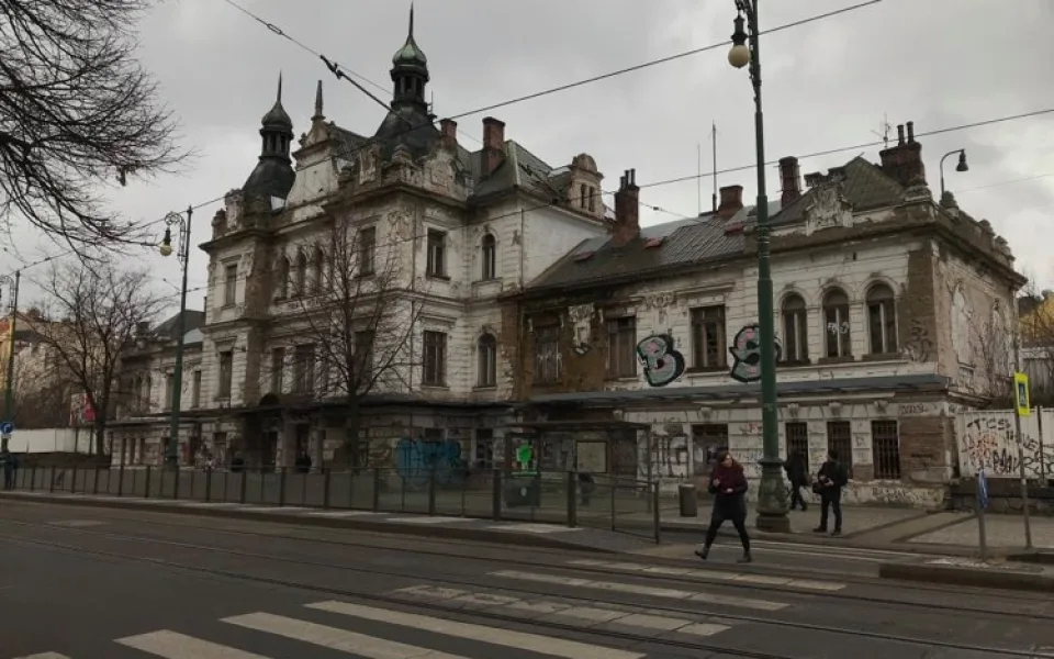 Památkově chráněné budově pražského nádraží Vyšehrad se propadá střecha