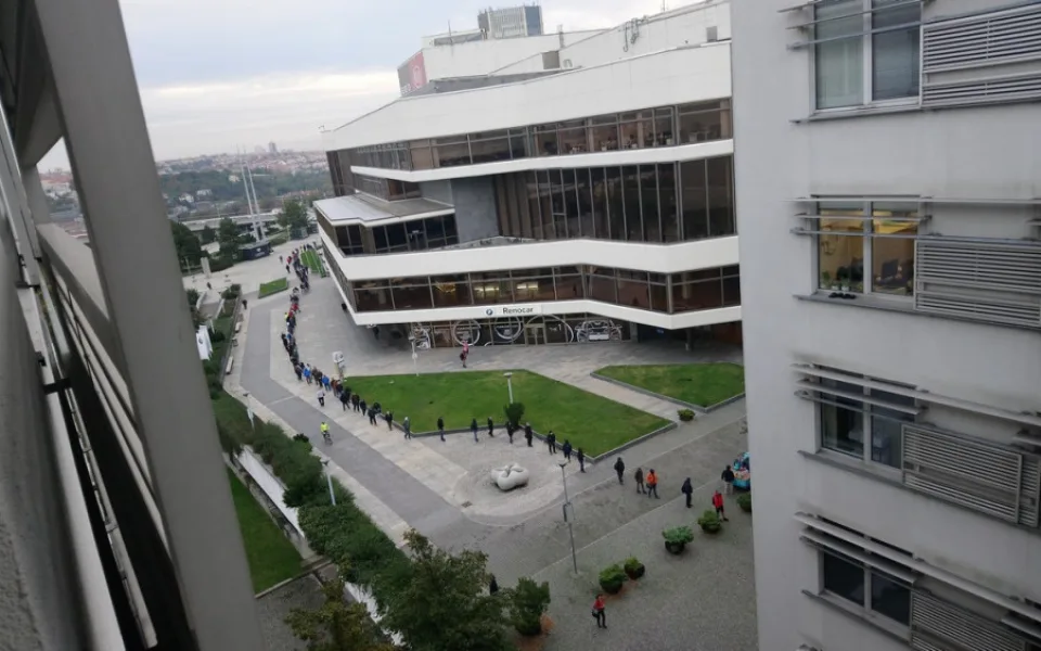 FOTO: Na úřad v Praze se kvůli řidičákům stojí fronty. Využijte elektronickou objednávku, vzkazuje město