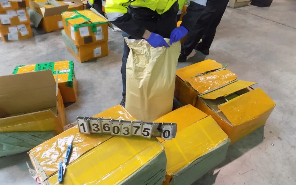 Celníci na ruzyňském letišti objevili 780 kilo chemikálie. Drogy z ní by měly hodnotu půl miliardy