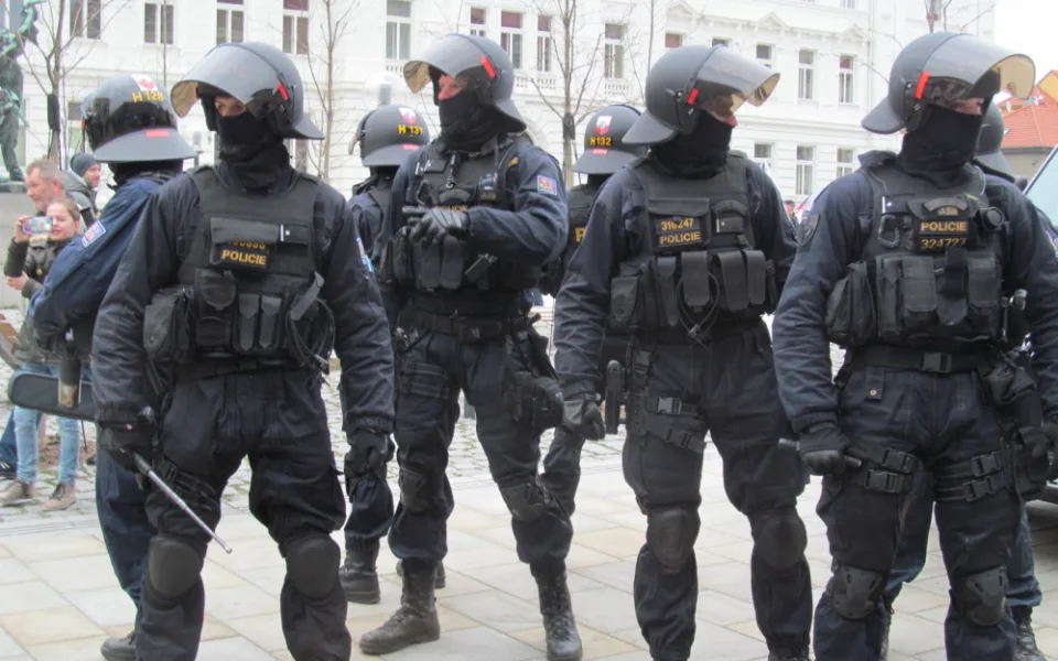 Policie kvůli nedělnímu protestu fanoušků svolává do Prahy stovky policistů z celé republiky