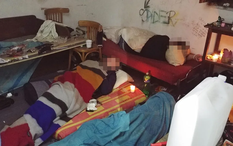 Muži přespávali v cizím zahradním domku v Kunraticích. V noci je překvapila majitelka společně se strážníky