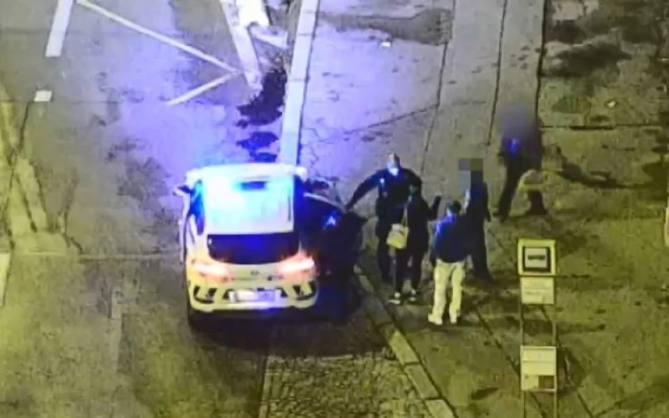 VIDEO: Pražští strážníci řešili rvačku dvou mužů. Jeden nadýchal dvě promile, druhý skončil v nemocnici