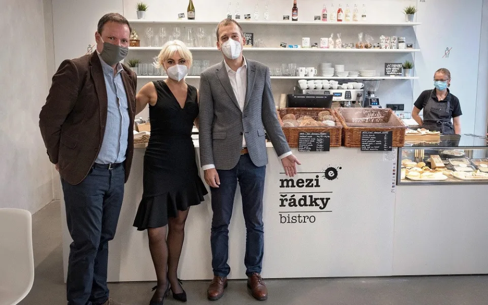 V budově nové radnice v Praze 7 otevřeli nové bistro. Zaměstnává lidi s hendikepem