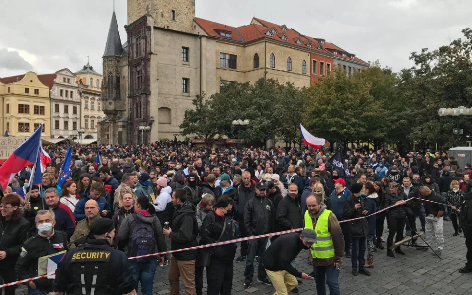 Na protestech je rizikové skandování bez rozestupů, vysvětluje epidemiolog