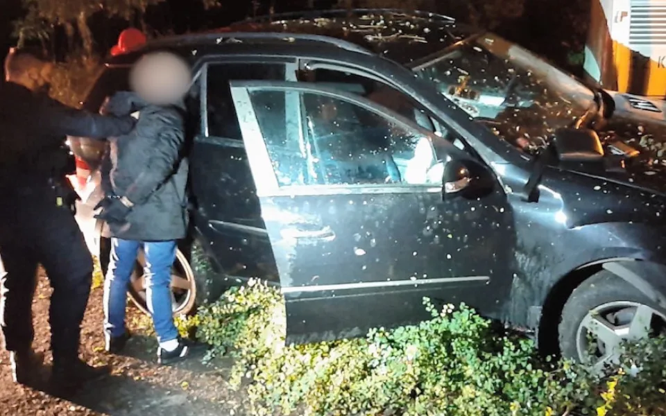 VIDEO: Muž ujížděl policii dvousetkilometrovou rychlostí po Jižní spojce. Skončilo to nehodou