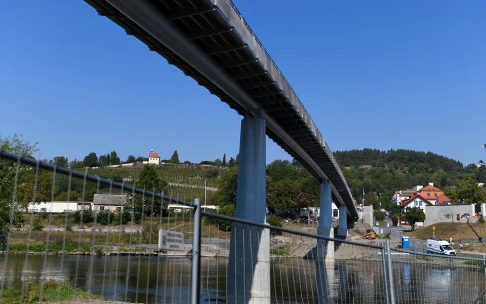 Trojská lávka v Praze je hotova. Nově po ní projede i záchranka