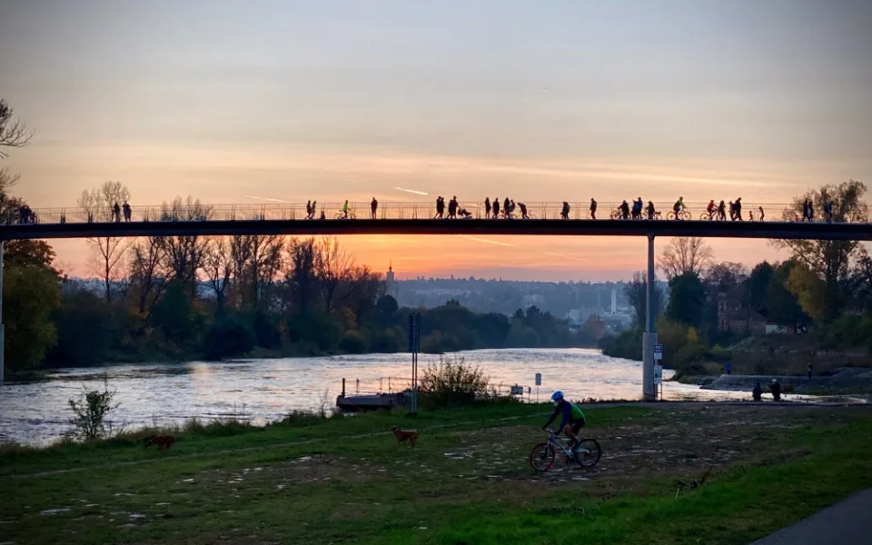 FOTO: Nová Trojská lávka v obležení. O víkendu se na ni vydali chodci, bruslaři i cyklisté