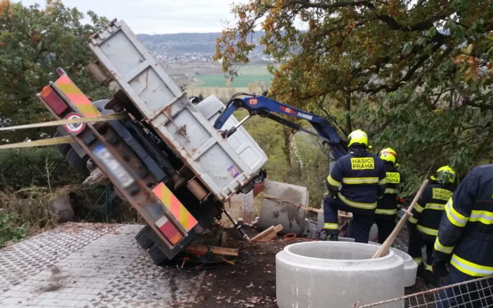FOTO, VIDEO: Několik jednotek hasičů zasahovalo u převráceného náklaďáku. Řidiče transportoval vrtulník