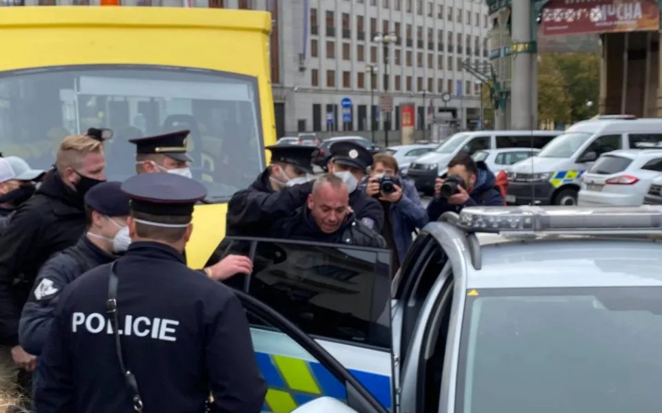 FOTO, VIDEO: První konflikty ještě před začátkem. V Praze vypukly demonstrace proti vládním opatřením