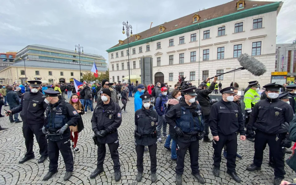 FOTO, VIDEO: Protivládní protesty v Praze. Demonstranty obehnala policie