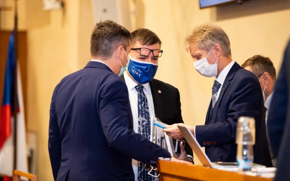 Senát dnes rozhodne o nových zákonech kvůli epidemii koronaviru