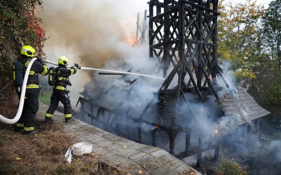 FOTO, VIDEO: Včerejší požár prakticky zničil dřevěný kostel sv. Michala ze 17. století