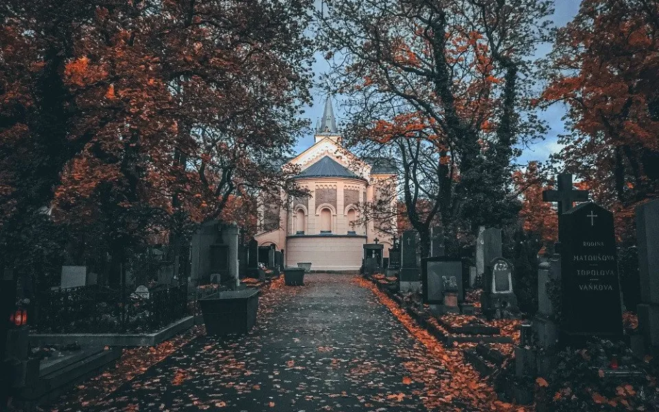 Lidé dnes vzpomenou na zemřelé, jsou Dušičky