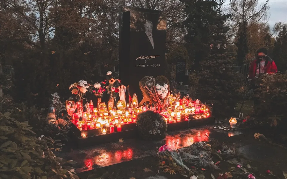 FOTO: Lidé dnes uctili Památku zesnulých